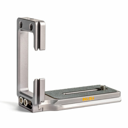 NiSi PRO NLP-CG Flip-Out Ekranlı Kameralar İçin Ayarlanabilir L Bracket  (Tripod bağlantı noktası kamera tabanının ortasında olan kameralar için)