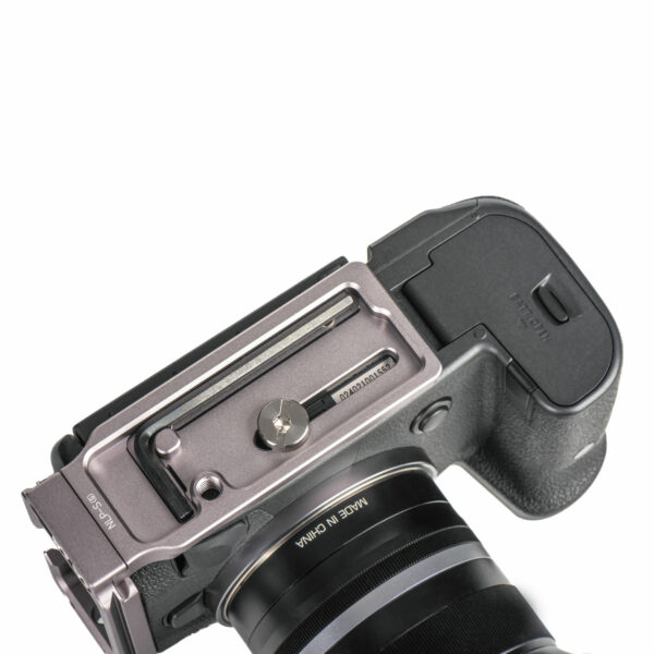NiSi PRO NLP-SG Flip-Out Ekranlı Kameralar İçin Ayarlanabilir L Bracket  (Tripod bağlantı noktası kamera tabanının lense yakın kısmında olan kameralar için)